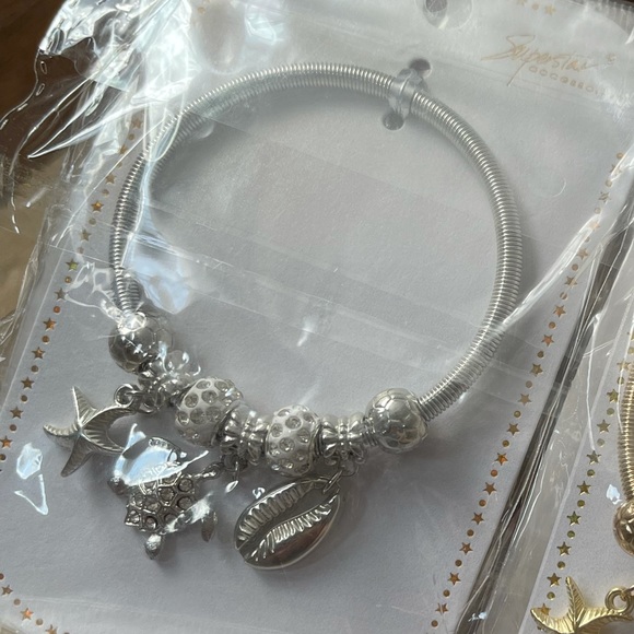 The charming clasp of the Pandora Moments Seashell Clasp Silver Bracelet - Picture 2 of 2